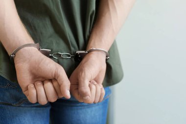 İçeride kelepçeli olarak gözaltına alınan adam, mesaj için yer. Ceza hukuku