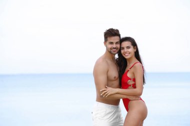 Mutlu genç çift kumsalda birlikte vakit geçiriyor.