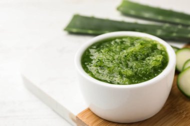 El yapımı yüz maskesi yapılmış ahşap tahta ve beyaz masa üzerinde malzemeler