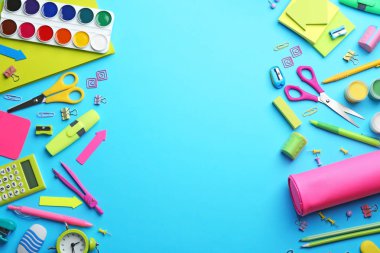 Çerçeve açık mavi arka plan üzerinde renkli okul kırtasiye ile yapılan, düz yatıyordu. Metin için alan