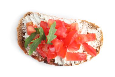 Beyaz arka planda lezzetli domates bruschetta, üst görünümü
