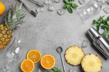 Gri arka plan üzerinde kokteyl ve bar ekipmanları için malzemelerle düz yatıyordu kompozisyon. Metin için alan