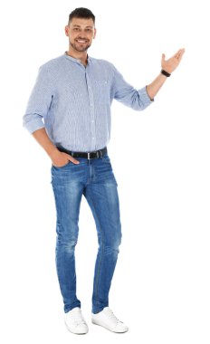 Profesyonel iş eğitmeni beyaz arka plan üzerinde bir şey gösteren