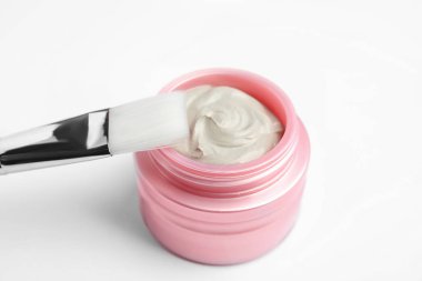 Beyaz arka planda fırça ile profesyonel yüz maskesi