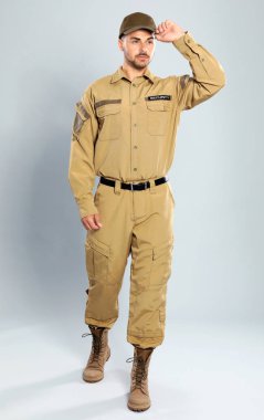 Gri arka planda üniformalı erkek güvenlik görevlisi