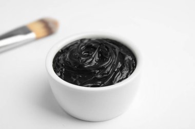 Beyaz arka planda fırça ile profesyonel yüz maskesi