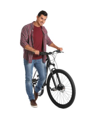 Beyaz arka plan üzerinde modern bisiklet ile Yakışıklı genç adam