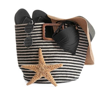 Beyaz arka planda plaj aksesuarları.