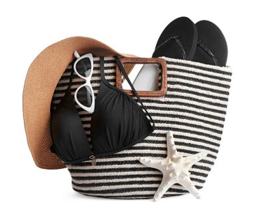 Beyaz arka planda plaj aksesuarları.