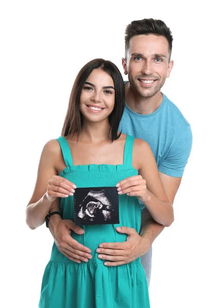 Familia joven feliz con imagen de ultrasonido sobre fondo blanco — Foto de Stock