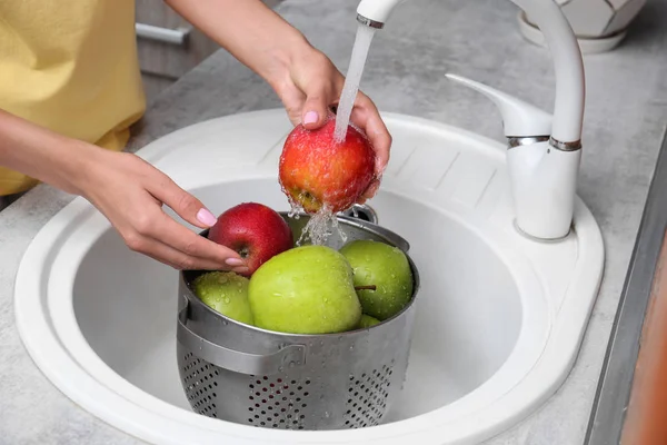 Mujer lavando manzanas frescas en fregadero de cocina, primer plano —  Fotos de Stock