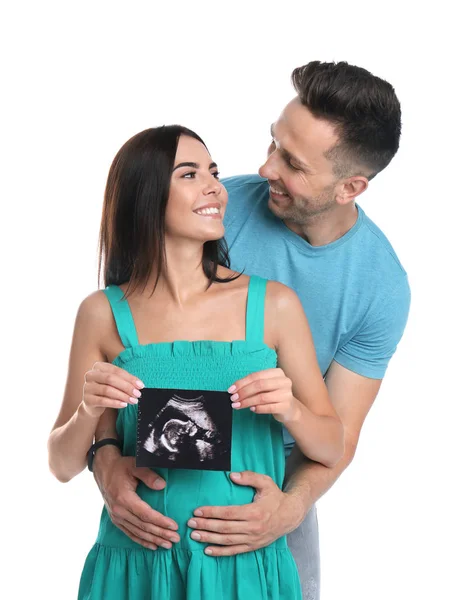 Familia joven feliz con imagen de ultrasonido sobre fondo blanco — Foto de Stock