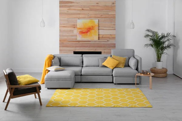 Stylish living room interior with comfortable couch — Stock Photo, Image