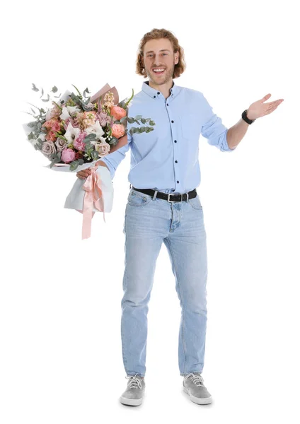 Jovem homem bonito com lindo buquê de flores no fundo branco — Fotografia de Stock