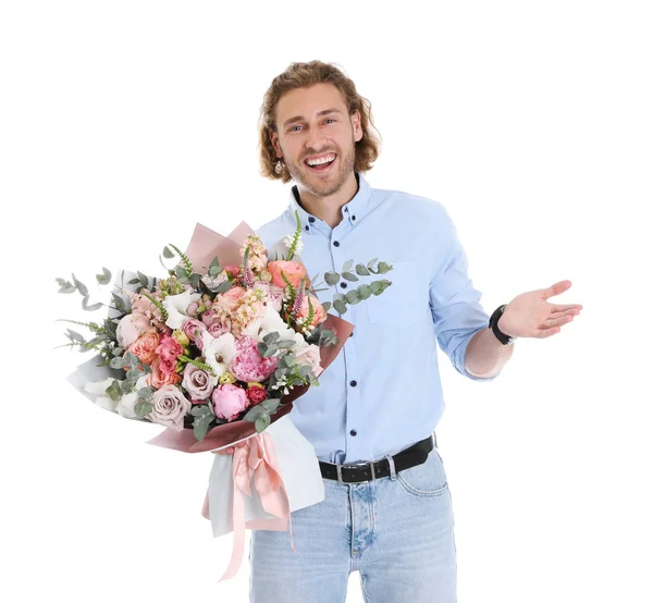 Jovem homem bonito com lindo buquê de flores no fundo branco — Fotografia de Stock