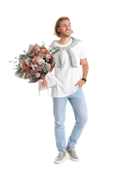 Νέος όμορφος άντρας με όμορφο μπουκέτο λουλουδιών σε λευκό φόντο — Φωτογραφία Αρχείου