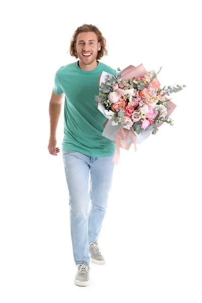 Beyaz arka planda güzel çiçek buket ile genç yakışıklı adam — Stok fotoğraf