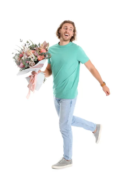 Beyaz arka planda güzel çiçek buket ile genç yakışıklı adam — Stok fotoğraf