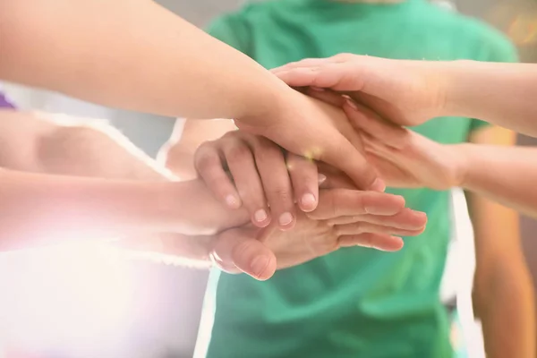 Grupo de voluntários unindo as mãos, close-up — Fotografia de Stock