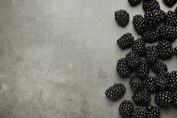 Sabrosas moras maduras sobre mesa gris, vista superior con espacio para texto —  Fotos de Stock