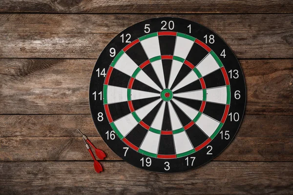 DART bord met kleur pijlen op houten achtergrond, Top uitzicht. Ruimte voor tekst — Stockfoto