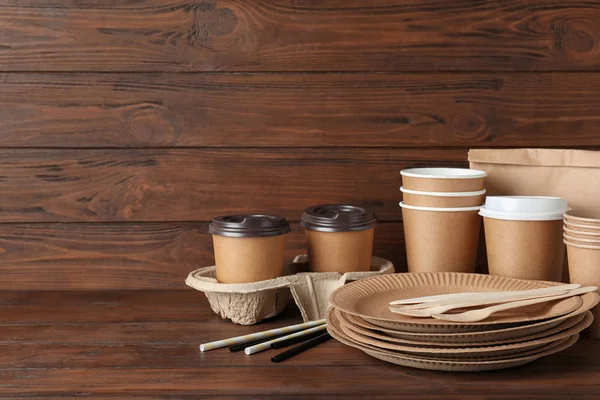 Koyu ahşap masa üzerinde yeni kağıt bulaşık, metin için alan. Eko yaşam