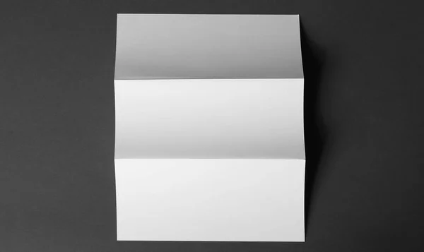 濃い灰色の背景、トップビューに空白のパンフレット。デザインのモックアップ — ストック写真