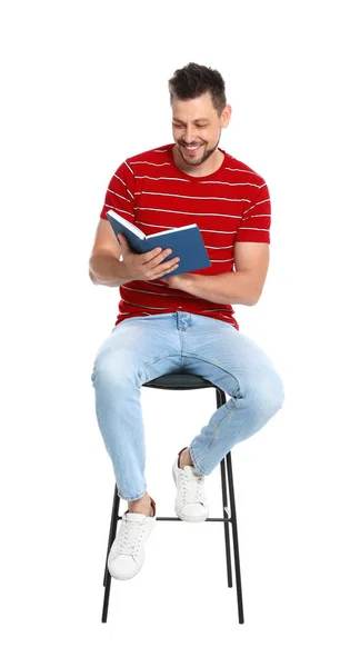 Przystojny mężczyzna czytania książki na białym tle — Zdjęcie stockowe