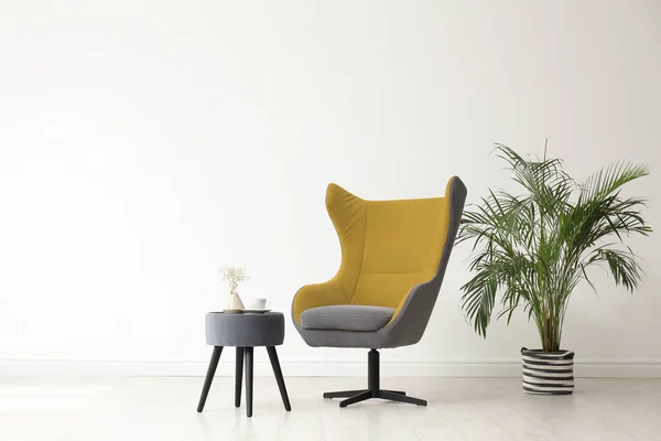 Stijlvolle woonkamer interieur met comfortabele fauteuil en huis plant in de buurt van witte muur. Ruimte voor tekst — Stockfoto