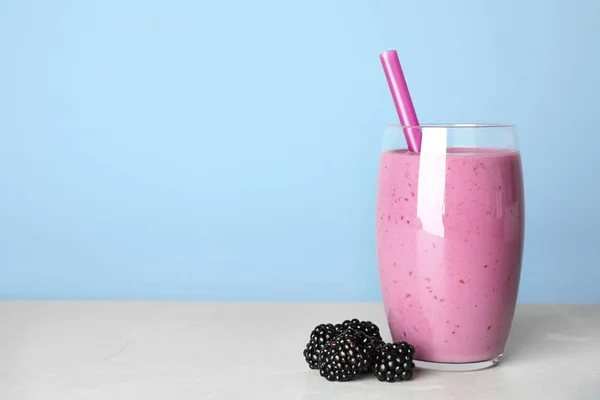 Delicioso batido de mora en vidrio sobre mesa ligera —  Fotos de Stock