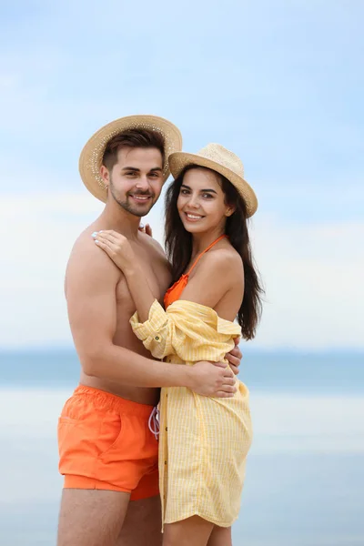 Feliz pareja joven pasar tiempo juntos en la playa — Foto de Stock