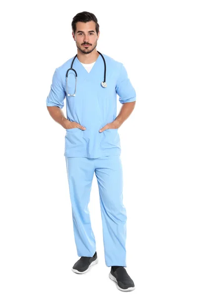 Joven doctor en uniforme con estetoscopio sobre fondo blanco. Servicio médico — Foto de Stock