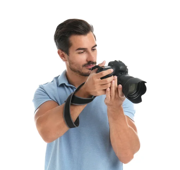 Молодой фотограф с профессиональной камерой на белом фоне — стоковое фото