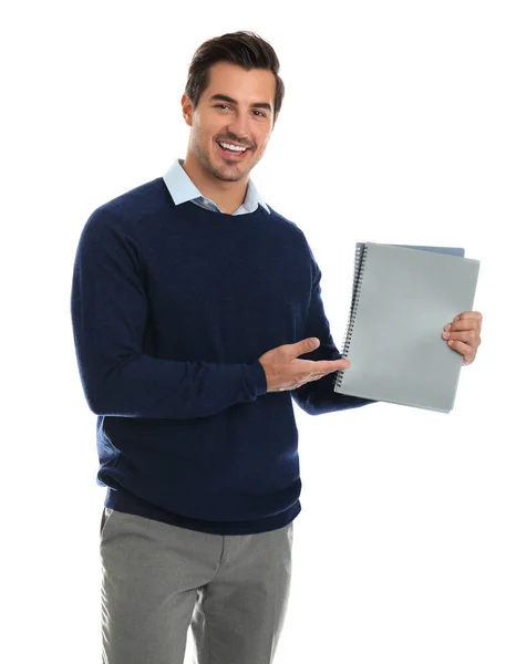 Joven profesor masculino con cuadernos sobre fondo blanco — Foto de Stock