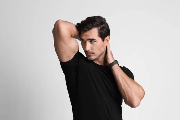 Retrato de joven guapo en camiseta negra sobre fondo gris — Foto de Stock