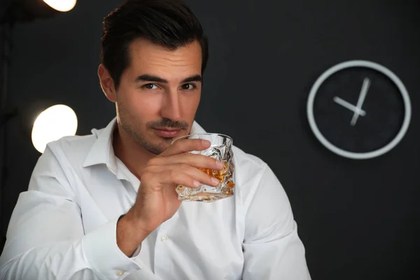Jeune homme avec un verre de whisky à la maison. Espace pour le texte — Photo