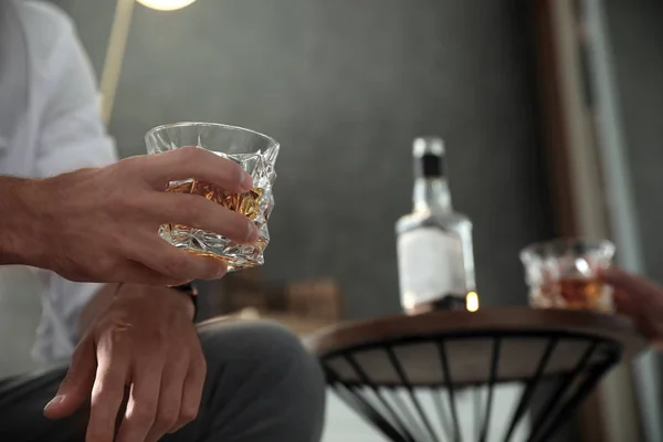 Mann mit Glas Whiskey drinnen, Nahaufnahme. Raum für Text — Stockfoto