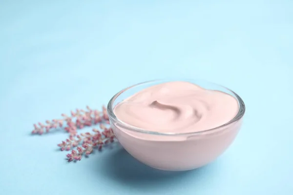 Máscara facial profesional con flores sobre fondo azul claro — Foto de Stock