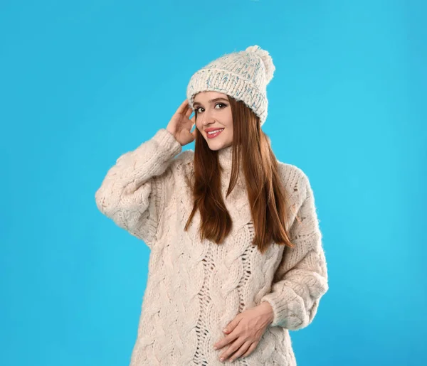 Junge Frau trägt Weihnachtspullover auf blauem Hintergrund — Stockfoto