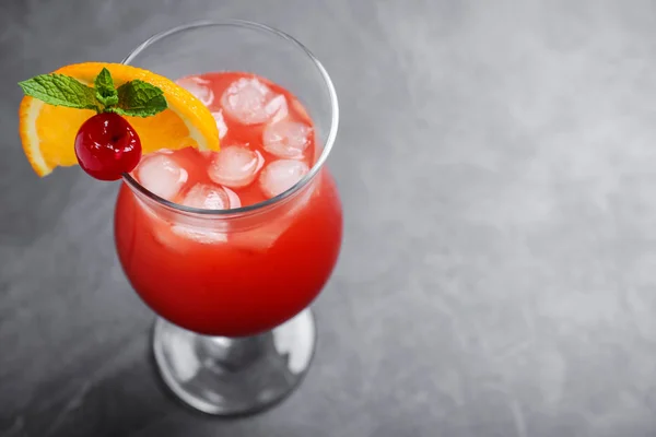 Glass of tasty refreshing cocktail on grey table. Space for text — Stock Photo, Image