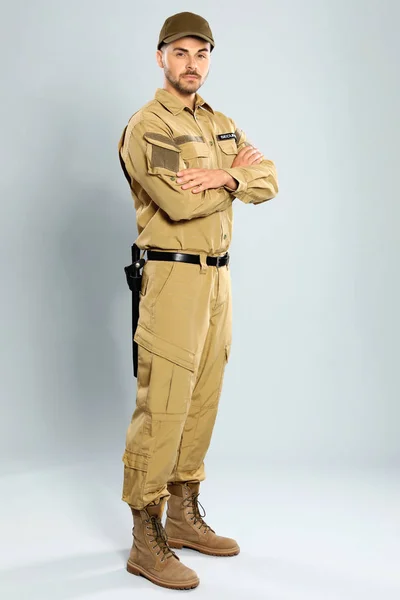 Guardia de seguridad masculino en uniforme sobre fondo gris — Foto de Stock