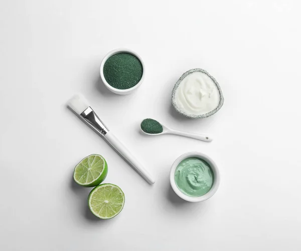 Composición con máscara facial espirulina e ingredientes sobre fondo blanco, vista superior — Foto de Stock