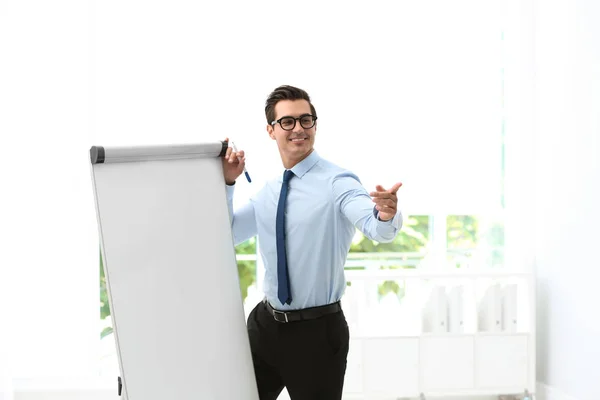 Pelatih bisnis profesional dekat flip chart di kantor — Stok Foto