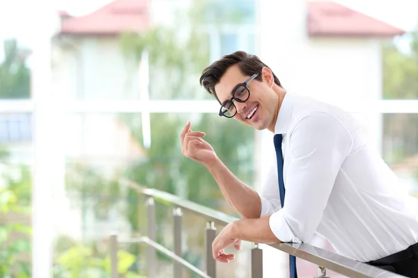 Joven guapo en ropa elegante con gafas en el interior. Espacio para texto —  Fotos de Stock