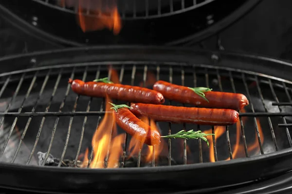 Neuer moderner Grill mit leckeren Würstchen, Nahaufnahme — Stockfoto