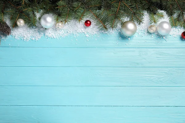 Weihnachtsdekoration mit weißem Schnee auf hellblauem Holzgrund, flach gelegt. Raum für Text — Stockfoto