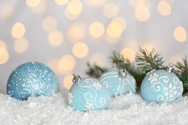 Vánoční dekorace na sněhu proti rozmazané pozadí — Stock fotografie
