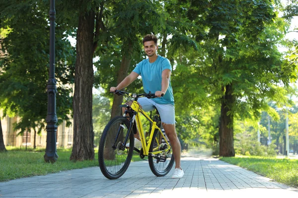 Красивий молодий чоловік з велосипедом на міській вулиці — стокове фото