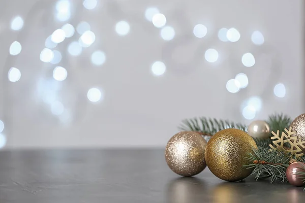Χριστουγεννιάτικη διακόσμηση στο τραπέζι με θολά φώτα. Χώρος για κείμενο — Φωτογραφία Αρχείου