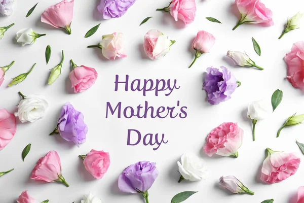 Mieszkanie świeckich skład eustoma piękne kwiaty i tekst Happy Mother's Day na białym tle — Zdjęcie stockowe